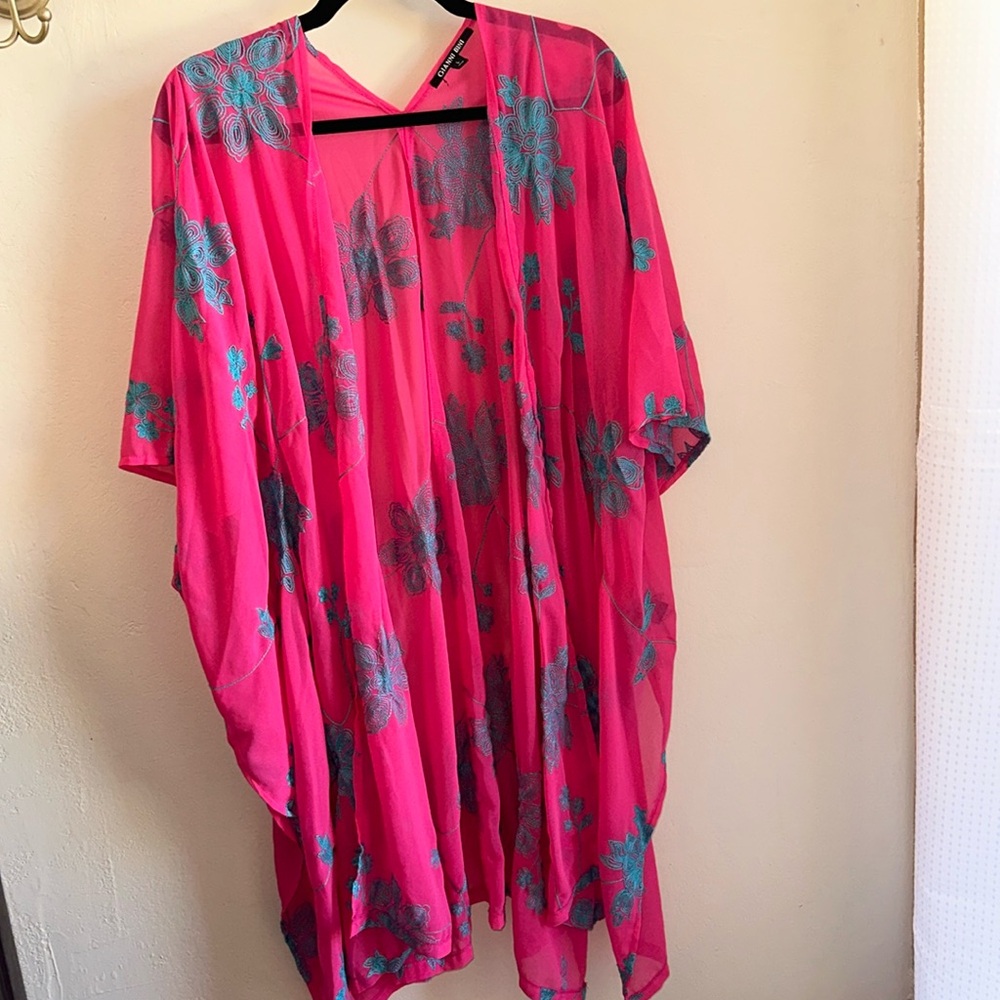 Gianni Bini pink kimono with sky blues embroidered floral pattern. Size large